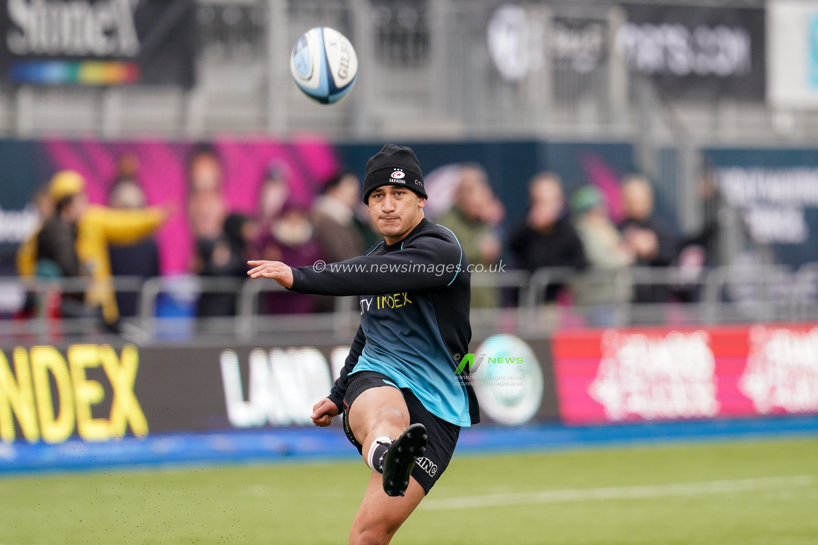 Manu Vunipola of Saracens warming up