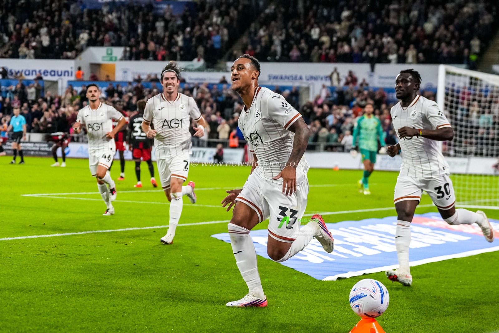 Adam Idah of Swansea City celebrates scoring his teams second goal during the Sky Bet Championship match Swansea City vs Watford at Swansea.com Stadium, Swansea, United Kingdom on 01 September 2026

(Photo by Andrew Lewis/News Images)