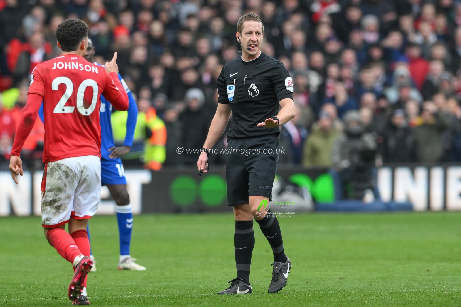 referee John Brooks tells both sets of players to calm down during the Premier League match Nottingham Forest vs Everton at City Ground, Nottingham, United Kingdom, 4th March 2023

(Photo by Craig Thomas/News Images)