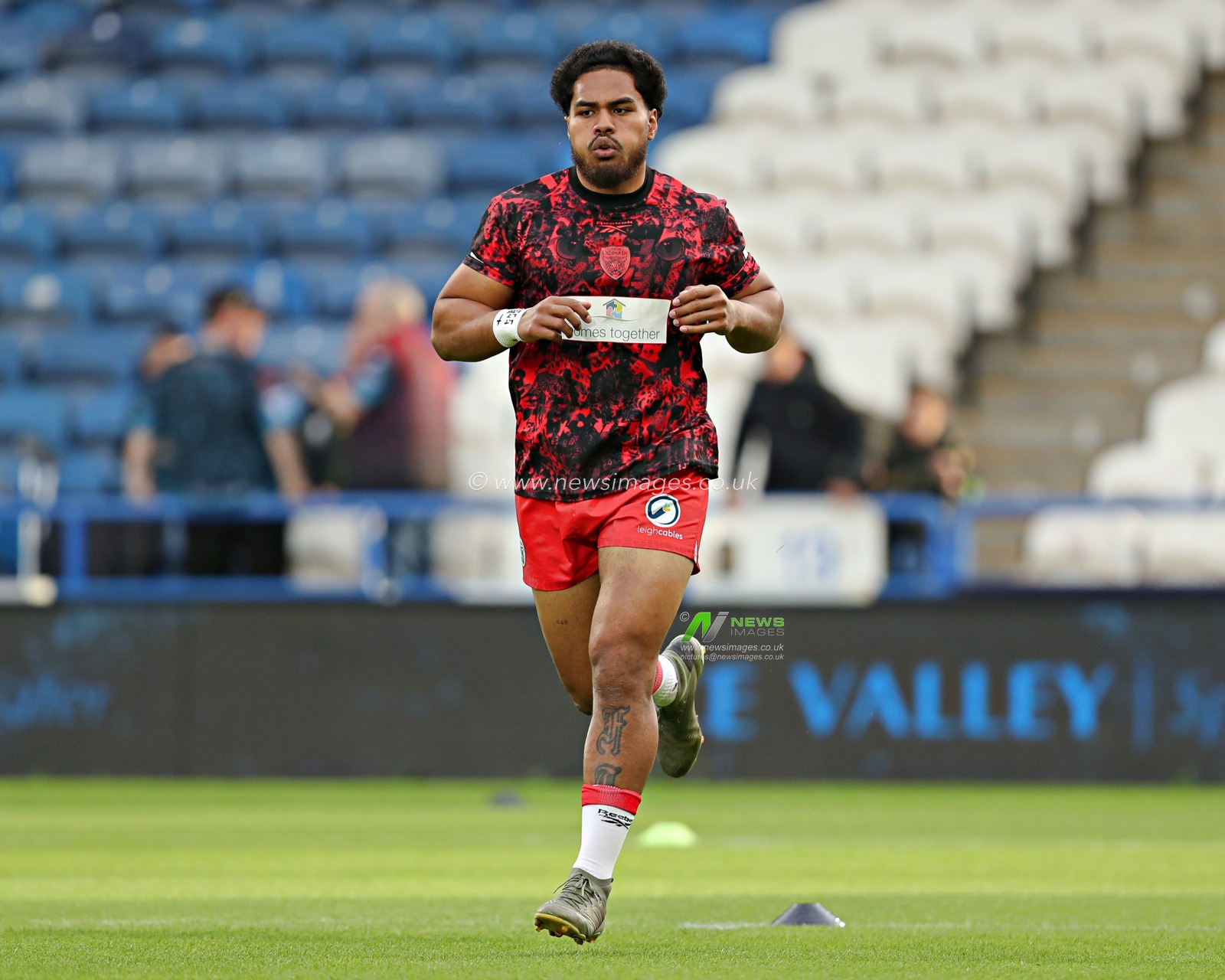 Alec Tuitavake of Leigh Leopards before the Betfred Super League Round 13 match Huddersfield Giants vs Leigh Leopards at John Smith's Stadium, Huddersfield, United Kingdom, 29th May 2025

(Photo by Sam Eaden/News Images)