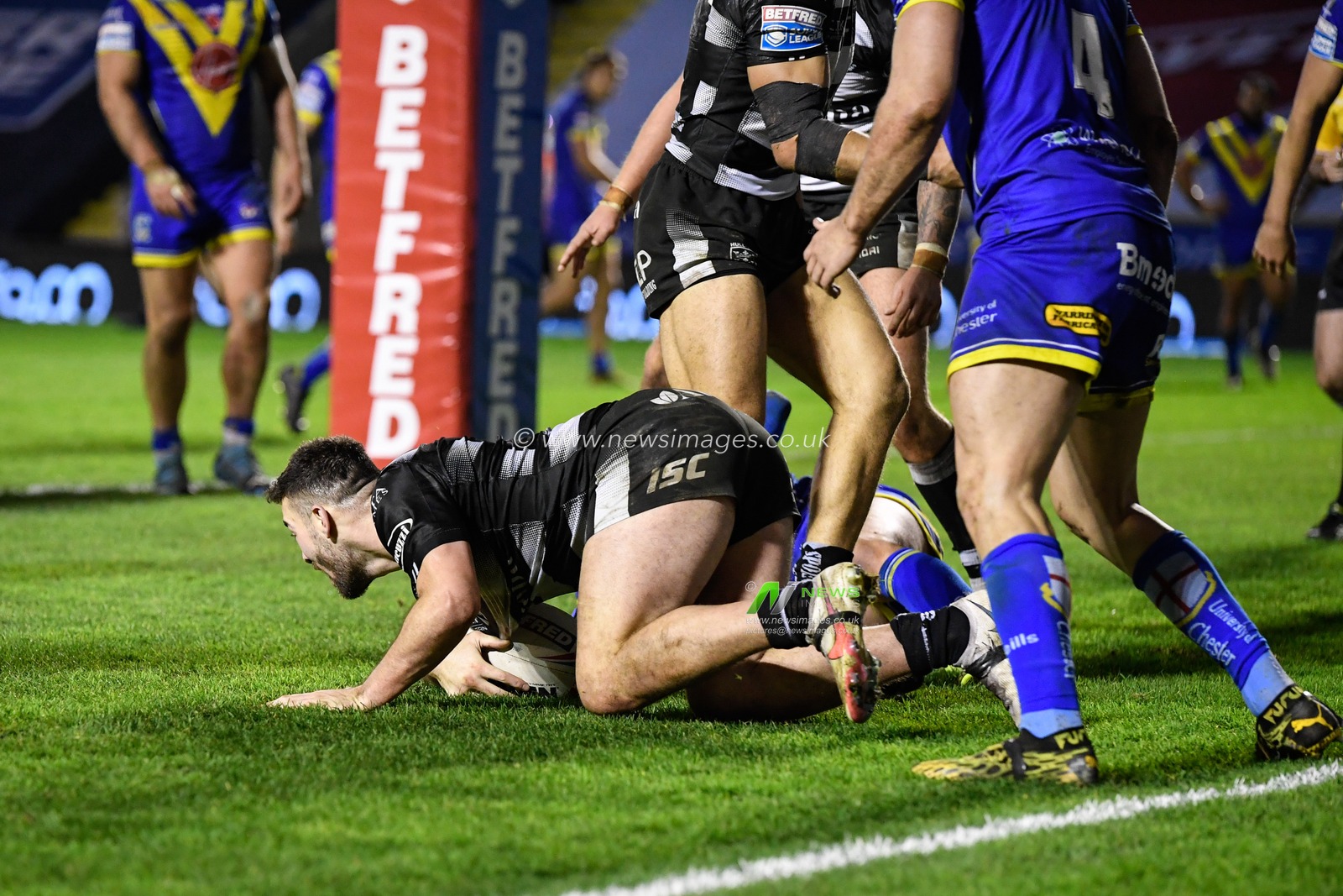 TRY Jake Connor #6 of Hull FC goes over for a try to make it 14-25
