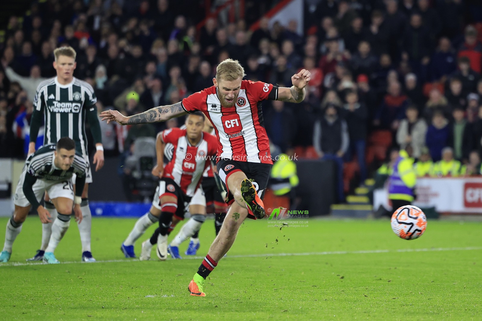 Oliver McBurnie #9 of Sheffield United scores to make it 1-1 during the Premier League match Sheffield United vs Manchester United at Bramall Lane, Sheffield, United Kingdom, 21st October 2023

(Photo by Conor Molloy/News Images)