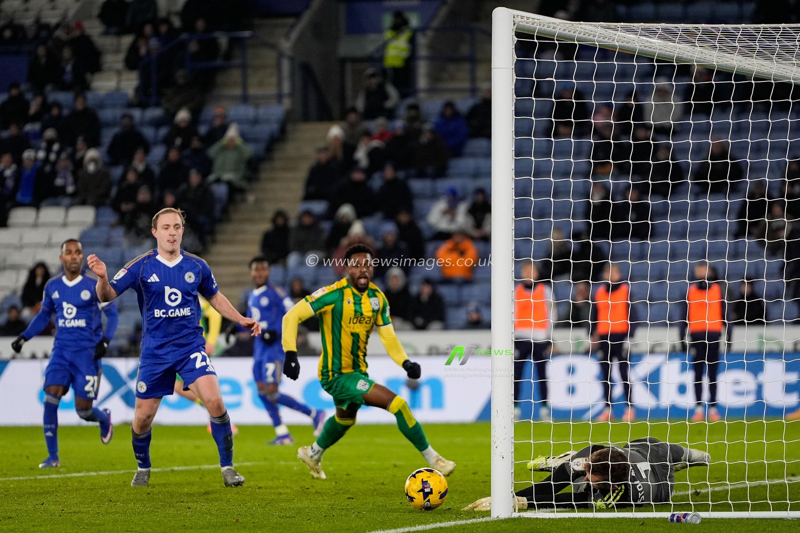 Leicester City goalkeeper Jakub Stolarczyk makes a save during the Sky Bet Championship match Leicester City vs West Bromwich Albion at King Power Stadium, Leicester, United Kingdom, 5th January 2026

(Photo by Maynard Manyowa/News Images)

*** GER AUT SUI OUT ***