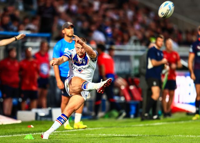 Max Jowitt of Wakefield Trinity converts for a goal during the Betfred Super League round 21 match Wakefield Trinity vs St Helens at DIY Kitchens Stadium, Wakefield, United Kingdom, 8th August 2025

(Photo by Richard Bierton/News Images)