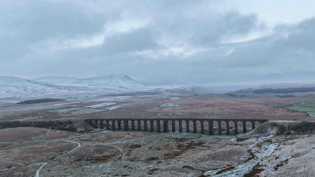 Snow falls on Pen-y-ghent and Ribblehead Viaduct area of the Yorkshire Dales as temperatures fall overnight, Ribblehead Viaduct, Ribblehead, North Yorkshire United Kingdom, 19th November 2025

(Photo by Mark Cosgrove/News Images)

*** GER AUT SUI OUT ***