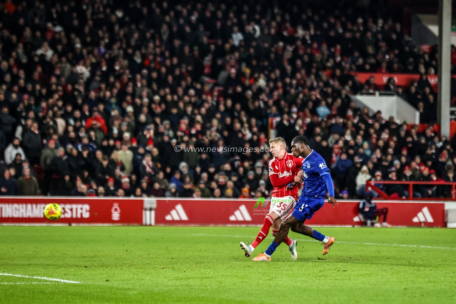 Thierno Barry of Everton scores to make it 0-2 during the Premier League match Nottingham Forest vs Everton at City Ground, Nottingham, United Kingdom, 30th December 2025

(Photo by Alfie Cosgrove/News Images)

*** GER AUT SUI OUT ***