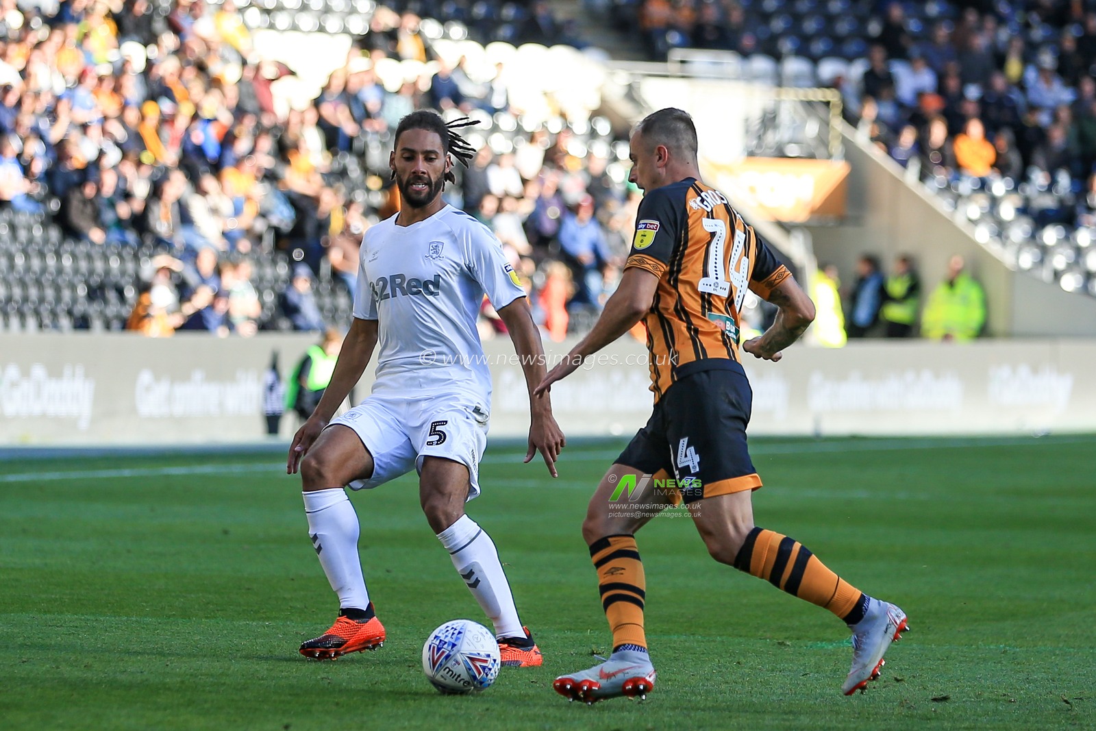 29th September 2018, KCOM Stadium, Hull , England; Sky Bet Championship, Hull City v Middlesbrough ; Kamil Grosicki of Hull City tries to clear the ball as Ryan Shotton (05) of Middlesbrough pressures him

Credit:   Mark Cosgrove/News Images

English Football League images are subject to DataCo Licence