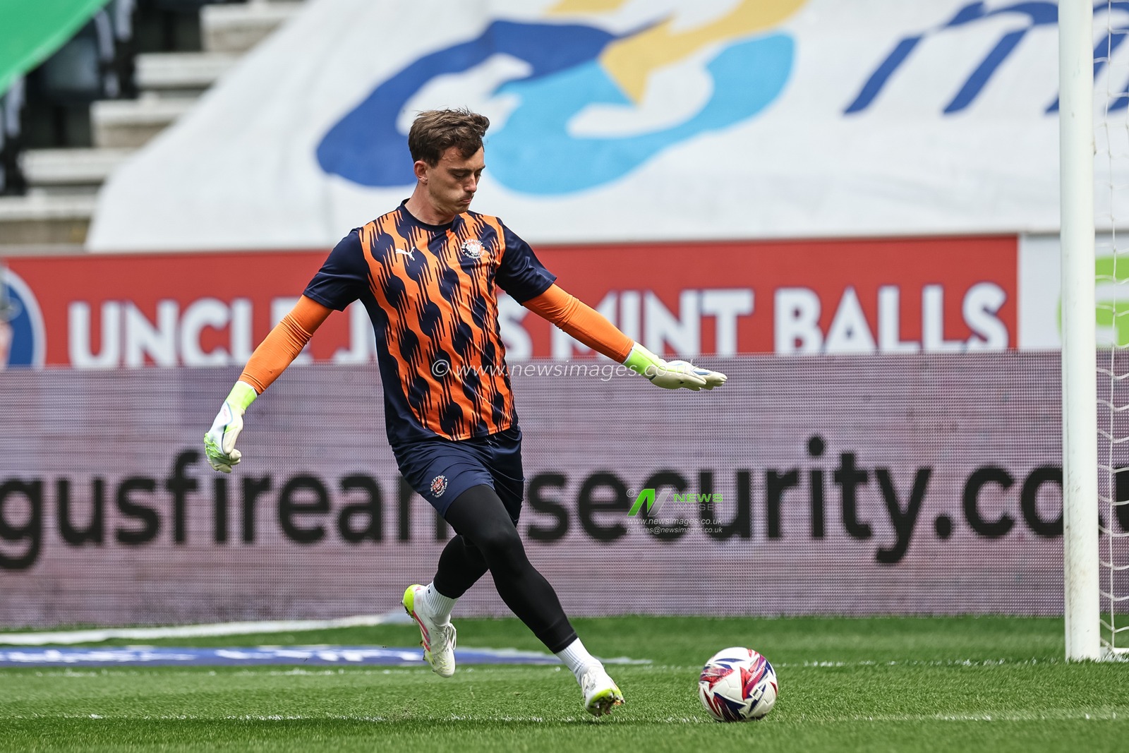 Harry Tyrer of Blackpool in the pregame warmup session during the Sky Bet League 1 match Wigan Athletic vs Blackpool at The Brick Community Stadium, Wigan, United Kingdom, 26th April 2025

(Photo by Mark Cosgrove/News Images)