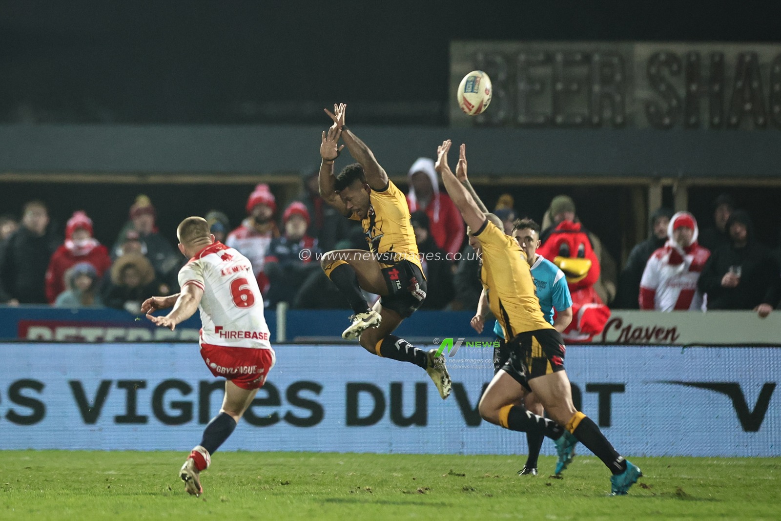 Mikey Lewis of Hull KR kicks a drop goal to win the game on golden [oint during the Betfred Super League Round 1 match Hull KR vs Castleford Tigers at Sewell Group Craven Park, Kingston upon Hull, United Kingdom, 14th February 2025

(Photo by Mark Cosgrove/News Images)