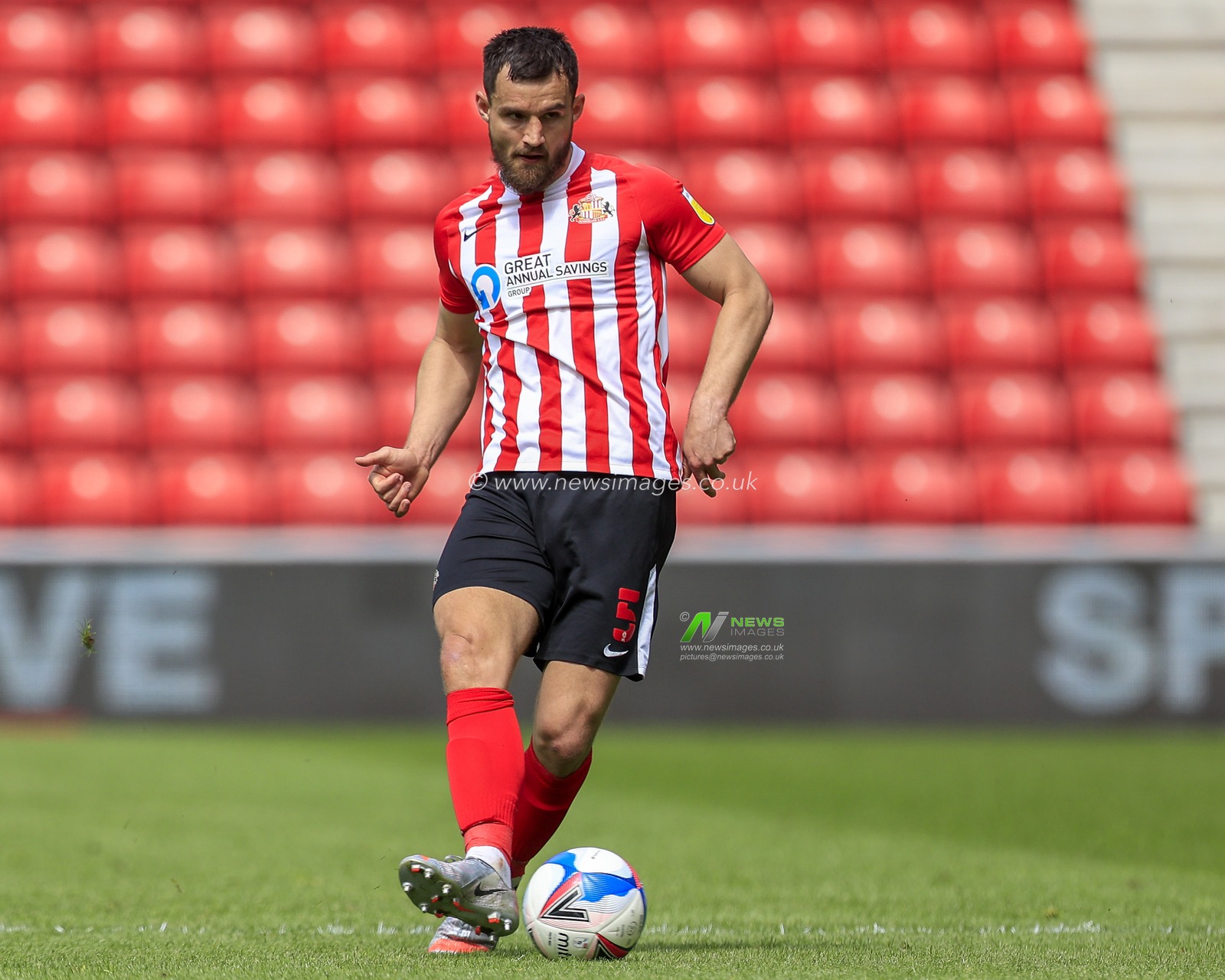 Bailey Wright #5 of Sunderland in possession of the ball