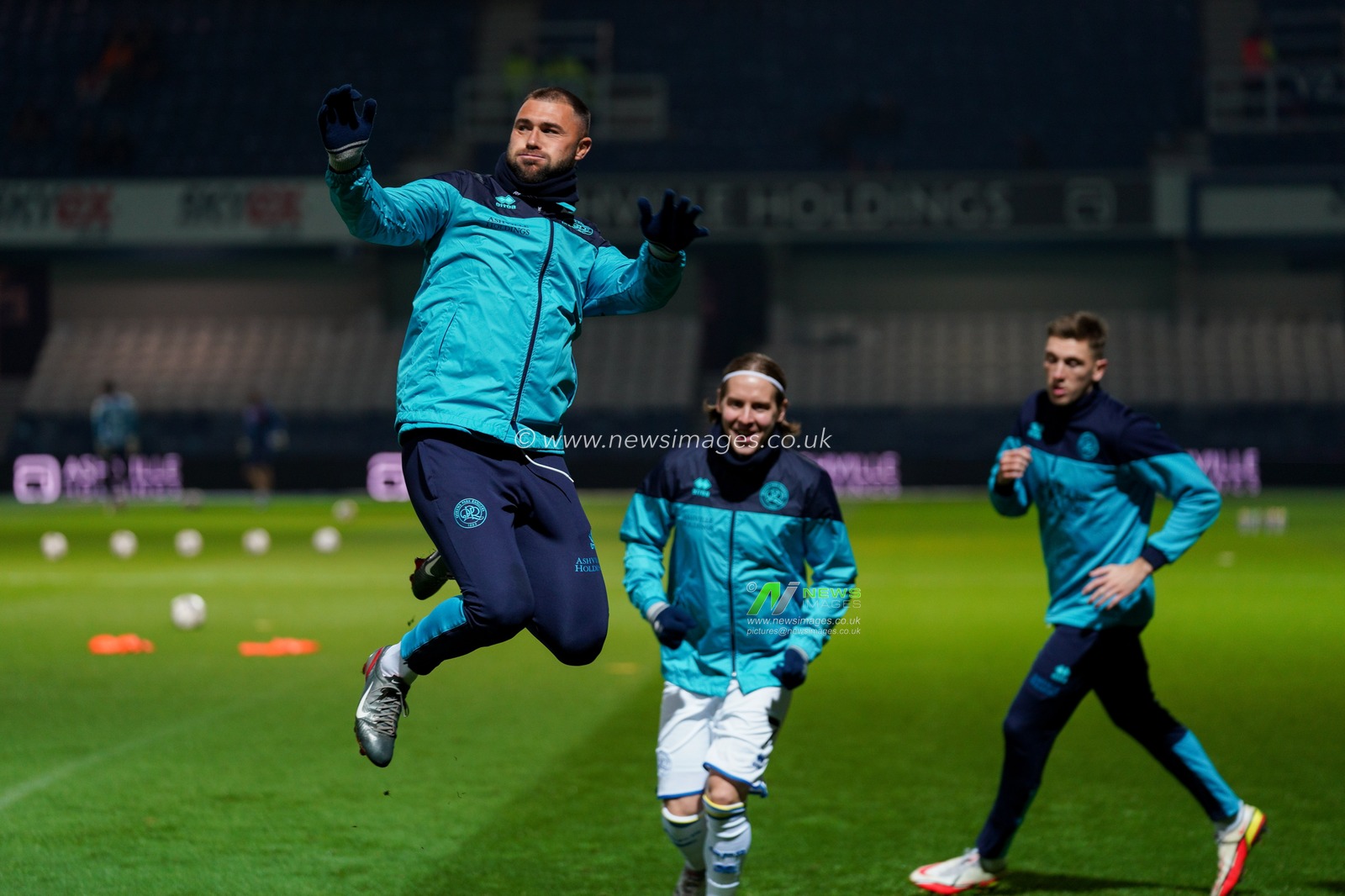 Charlie Austin #11 of Queens Park Rangers warming up prior to the game