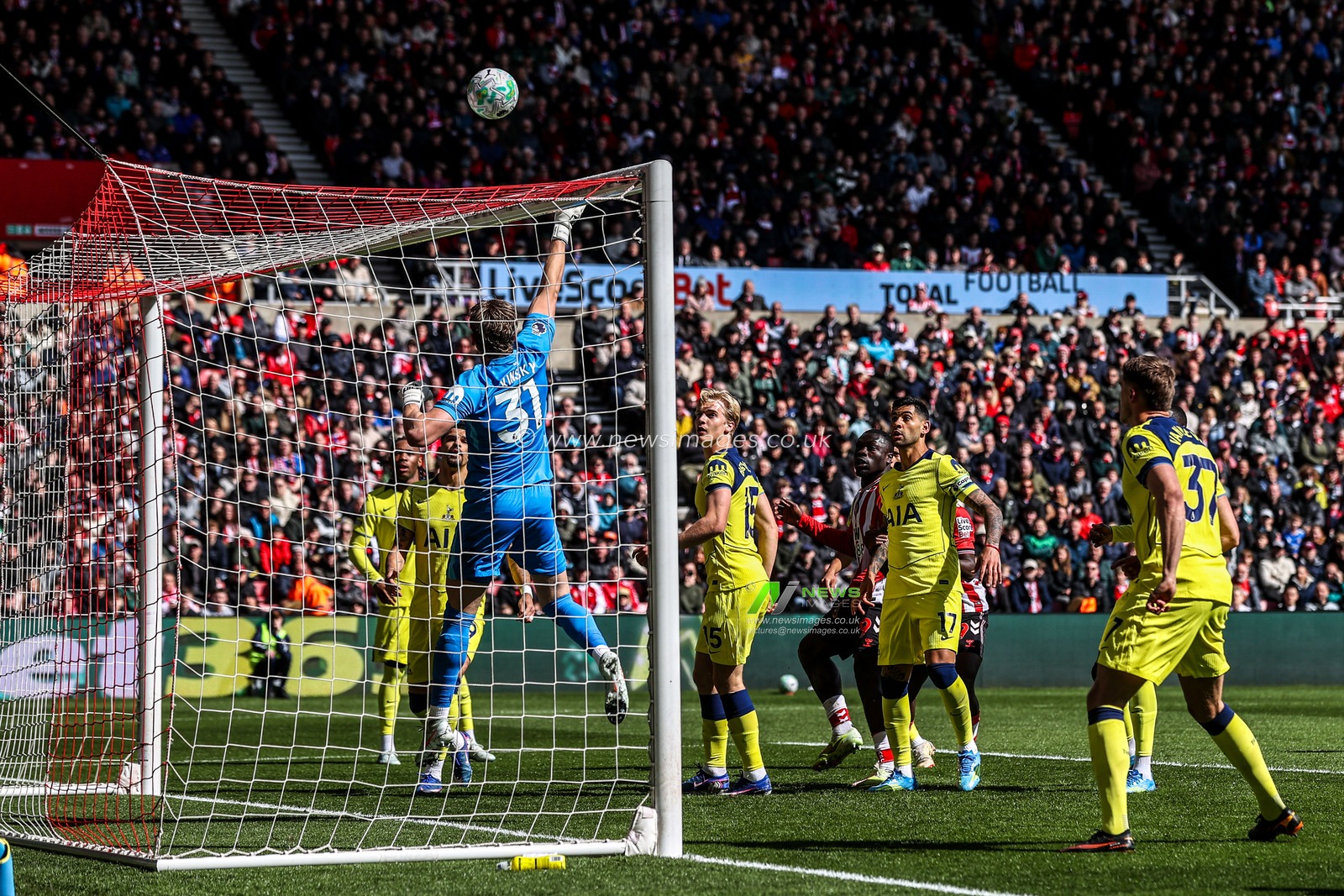 Tottenham Hotspur goalkeeper Antonin Kinsky tips the ball over the cross bar during the Premier League match Sunderland vs Tottenham Hotspur at Stadium Of Light, Sunderland, United Kingdom on 12 April 2026

(Photo by Alfie Cosgrove/News Images)