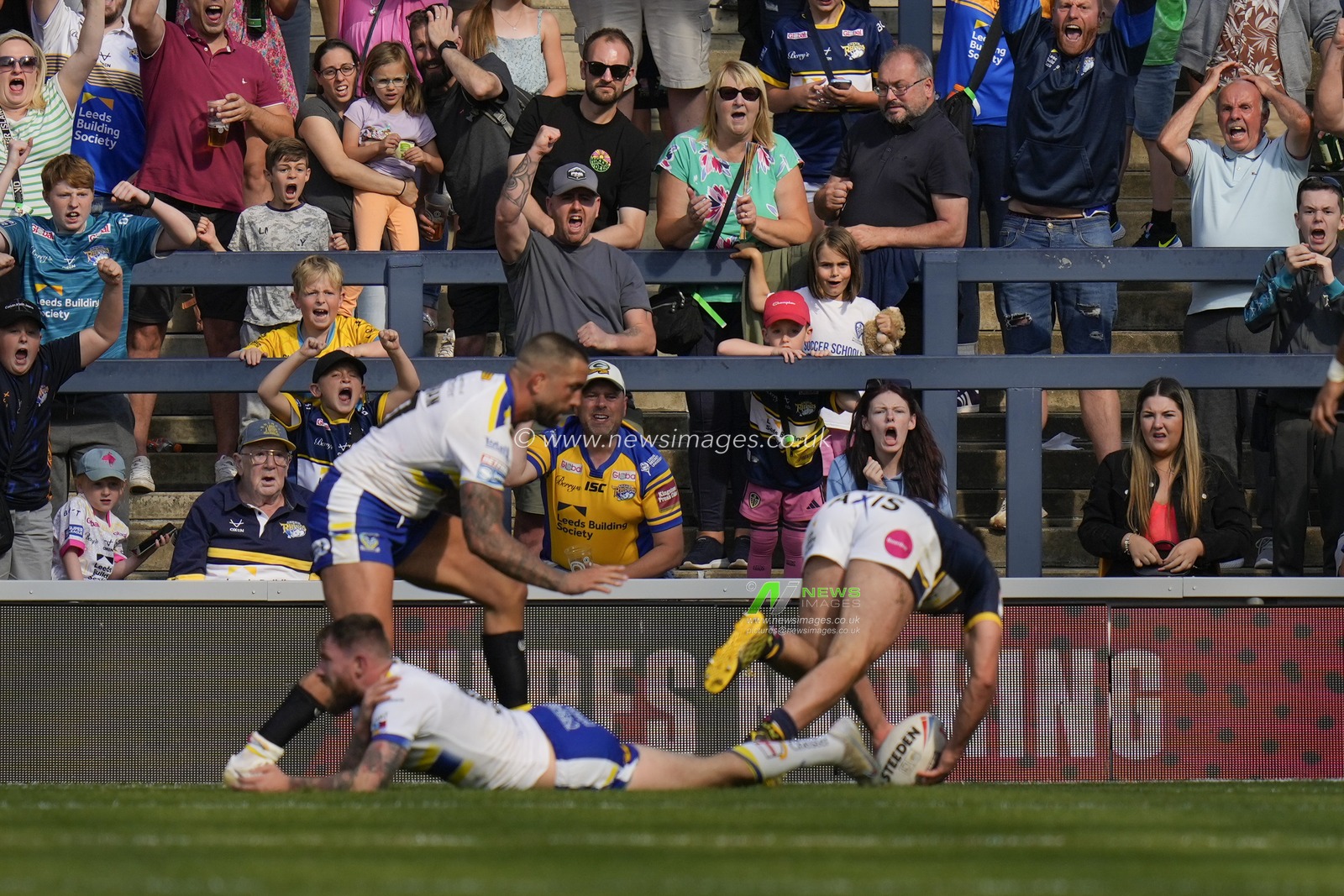 Nene Macdonald #4 of Leeds Rhinos offloads the ball for James Bentley #11 of Leeds Rhinos to score during the Betfred Super League Round 22 match Leeds Rhinos vs Warrington Wolves at Headingley Stadium, Leeds, United Kingdom, 20th August 2023

(Photo by Steve Flynn/News Images)