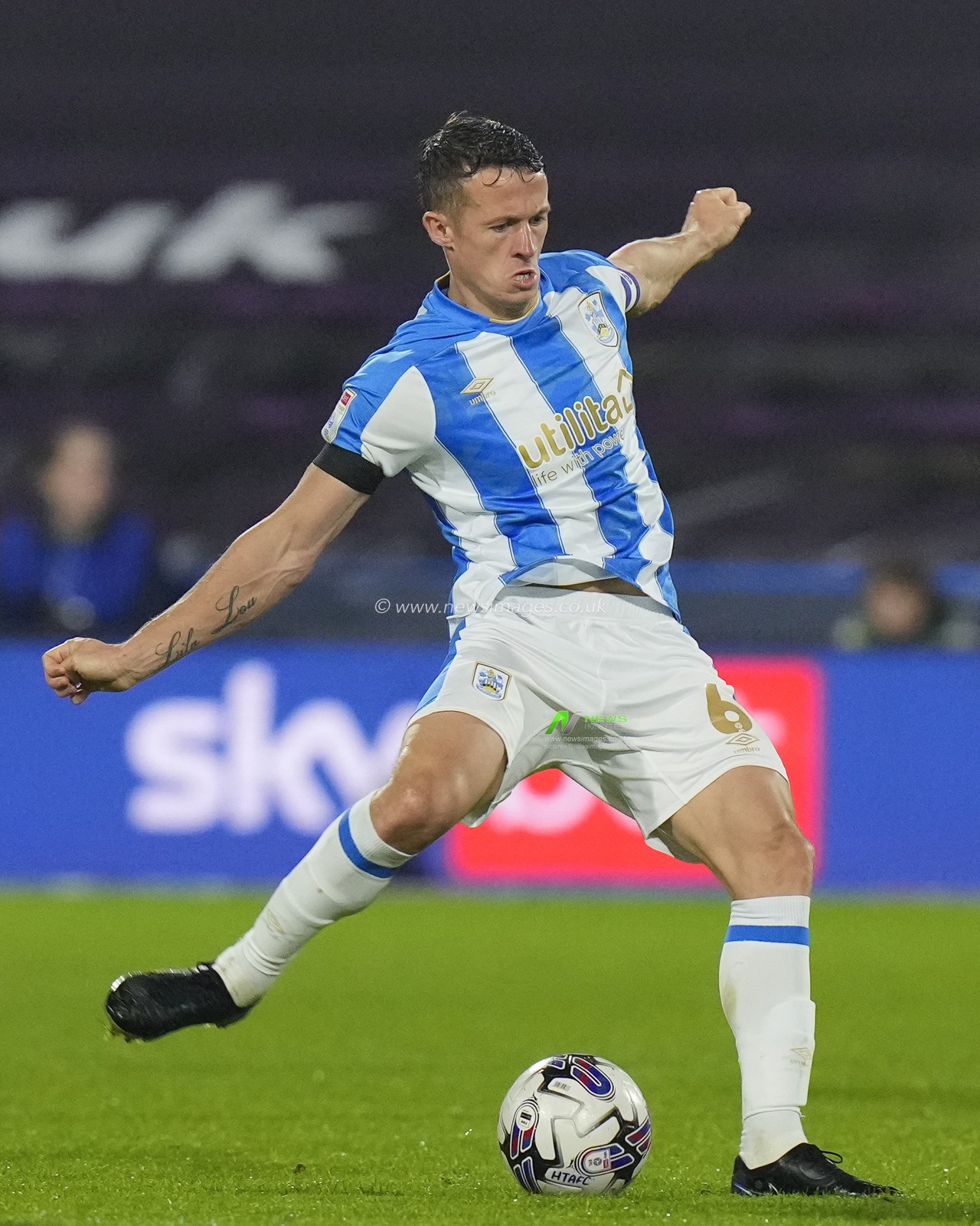 Jonathan Hogg #6 of Huddersfield Town passes the ball during the Sky Bet Championship match Huddersfield Town vs Cardiff City at John Smith's Stadium, Huddersfield, United Kingdom, 24th October 2023

(Photo by Steve Flynn/News Images)