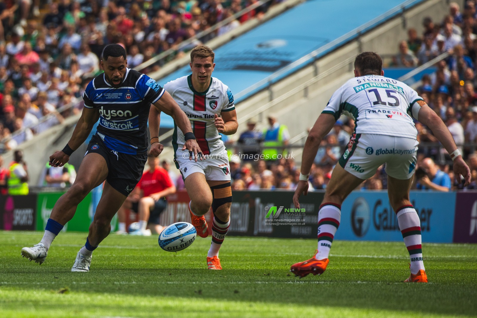 Joe Cokanasiga of Bath and Freddie Steward of Leicester Tigers during the Gallagher Premiership Play-off Final 2025 Bath Rugby v Leicester Tigers at Allianz Stadium, Twickenham, United Kingdom, 14th June 2025

(Photo by Craig Evans/News Images)