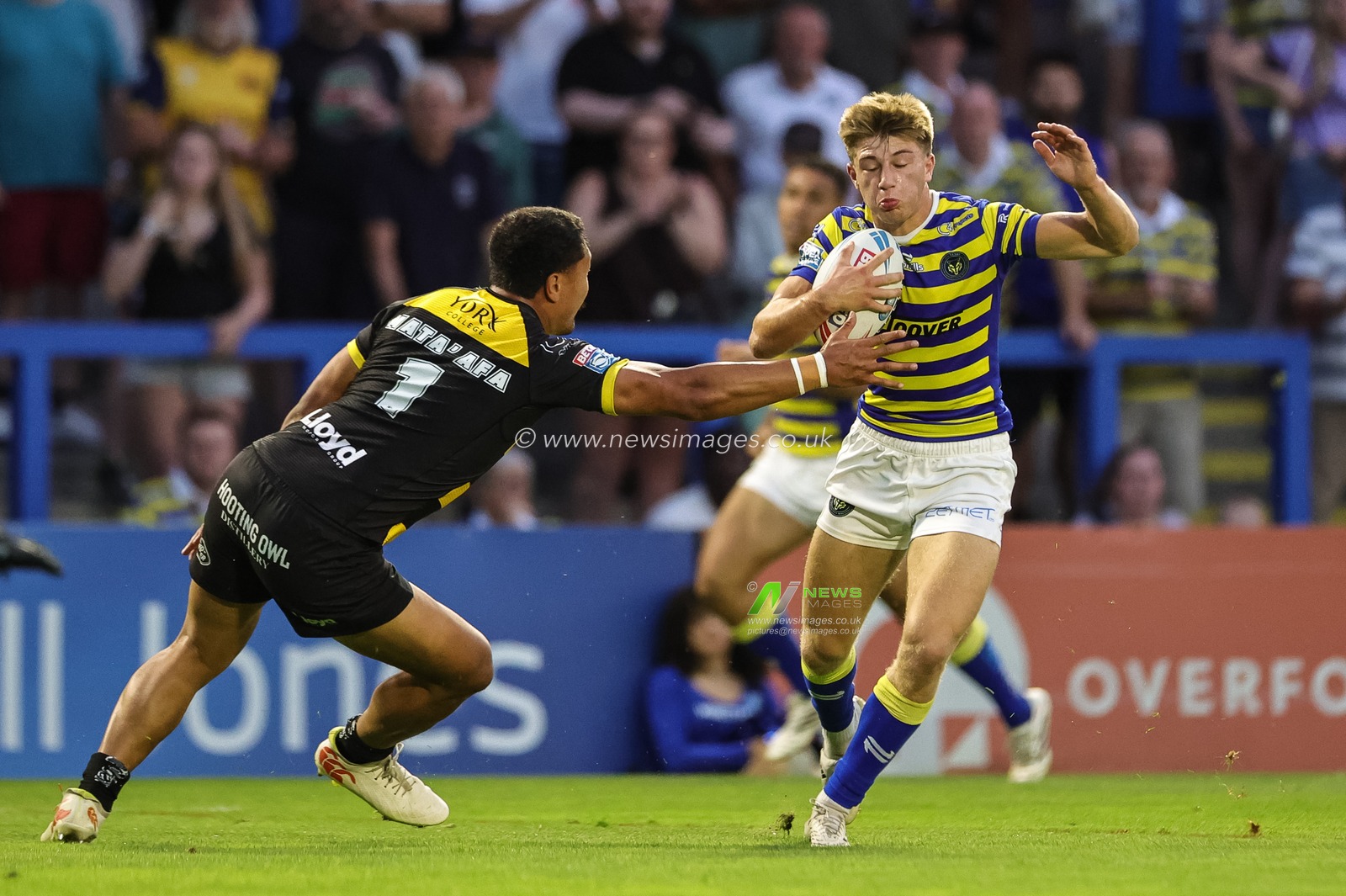 Ewan Irwin of Warrington Wolves breaks and runs on to score a try during the Betfred Super League round 23 match Warrington Wolves vs York Knights at The Halliwell Jones Stadium, Warrington, United Kingdom on 13 August 2026

(Photo by Mark Cosgrove/News Images)