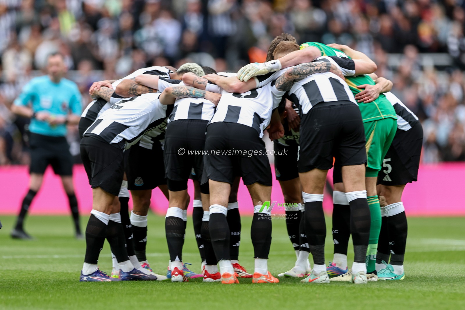 Newcastle United enter a huddle prior to the Premier League match Newcastle United vs Manchester United at St. James's Park, Newcastle, United Kingdom, 13th April 2025

(Photo by Mark Cosgrove/News Images)