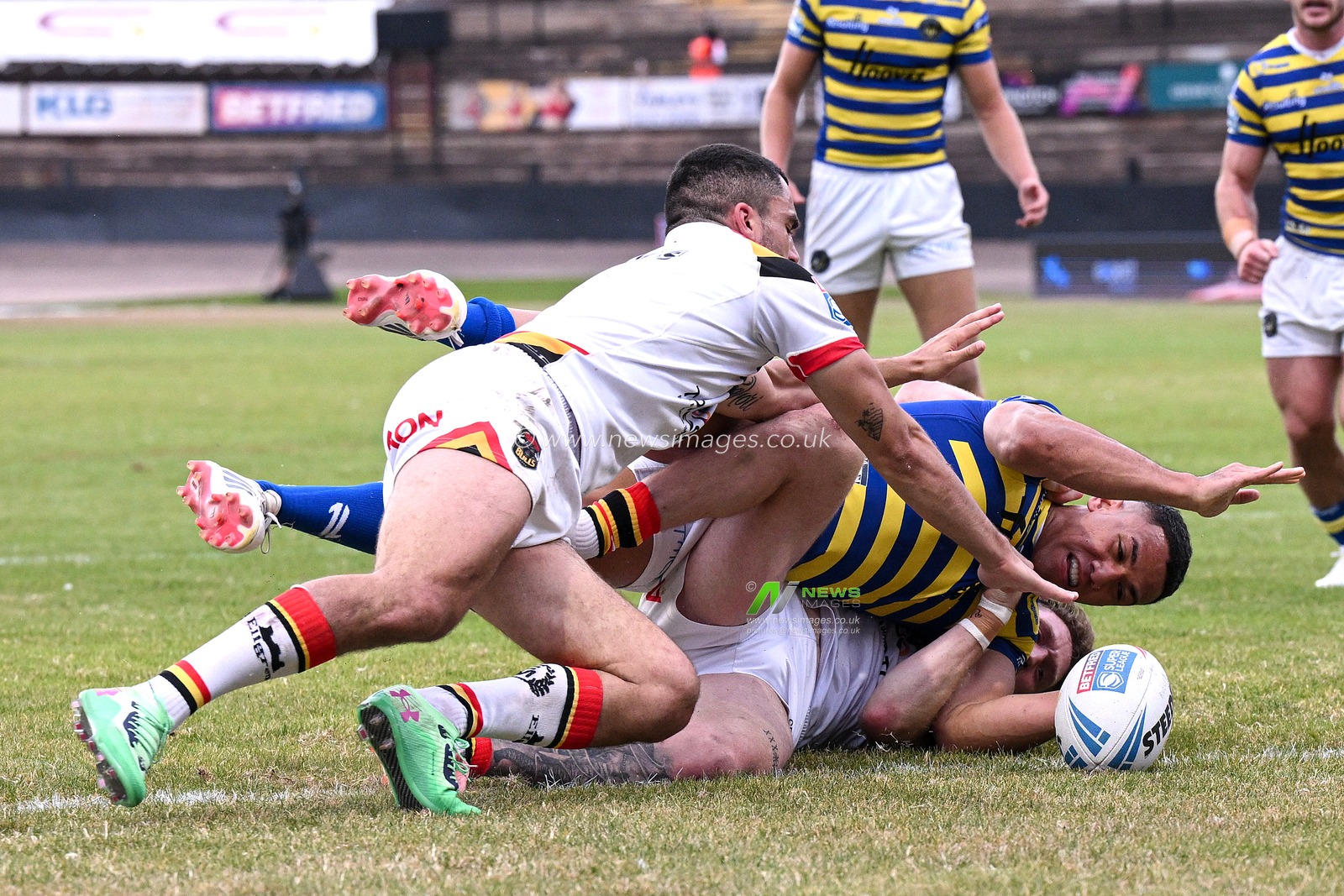 Albert Hopoate of Warrington Wolves scores his team's second try during the Betfred Super League round 22 match Bradford Bulls vs Warrington Wolves at Odsal Stadium, Bradford, United Kingdom on 08 August 2026

(Photo by Ben Roberts/News Images)