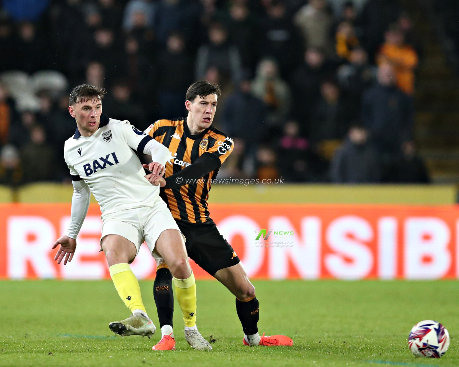Mark Harris of Oxford United is pressured by Alfie Jones of Hull City during the Sky Bet Championship match Hull City vs Oxford United at MKM Stadium, Hull, United Kingdom, 12th March 2025

(Photo by Sam Eaden/News Images)