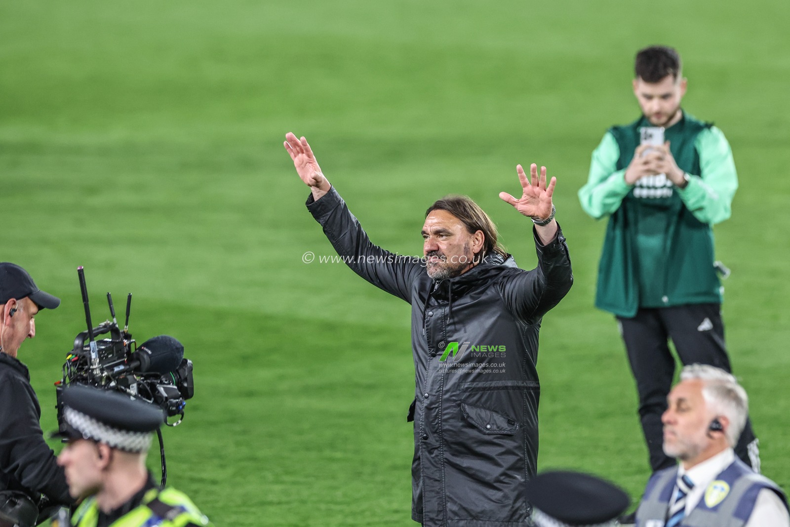 Daniel Farke manager of Leeds United celebrates with the fans during the Sky Bet Championship Play-off Semi Final Second Leg Leeds United vs Norwich City at Elland Road, Leeds, United Kingdom, 16th May 2024

(Photo by Mark Cosgrove/News Images)