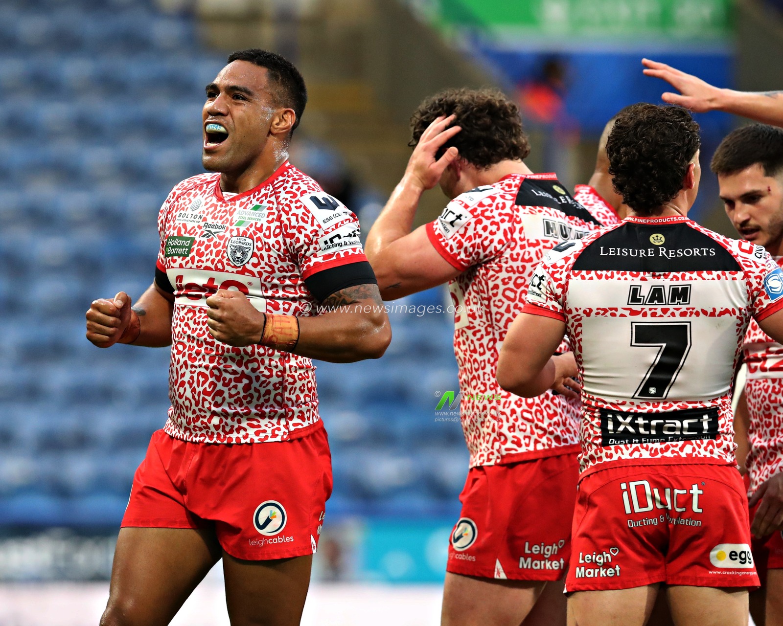 Leigh celebrate their first try scored by Isaac Liu of Leigh Leopards during the Betfred Super League Round 13 match Huddersfield Giants vs Leigh Leopards at John Smith's Stadium, Huddersfield, United Kingdom, 29th May 2025

(Photo by Sam Eaden/News Images)