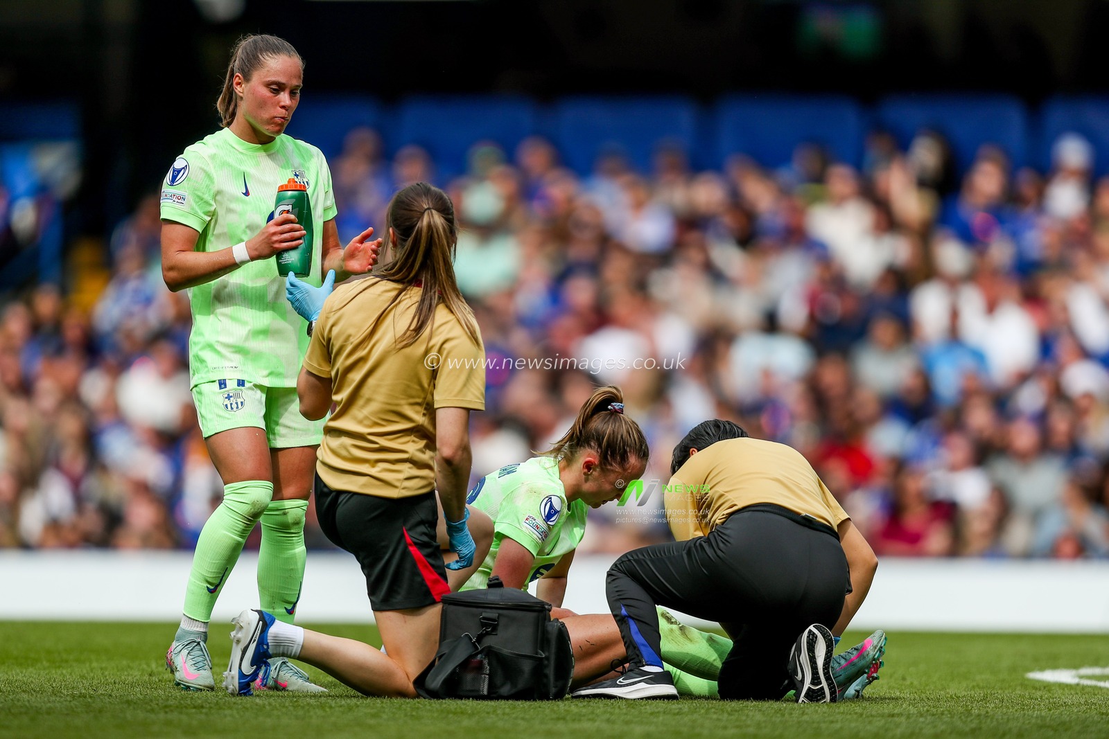 Caroline Graham Hansen of Barcelona Femeni goes down with injury during the UEFA Women's Champions League Semi-Final match Chelsea vs Barcelona at Stamford Bridge, London, United Kingdom, 27th April 2025

(Photo by Izzy Poles/News Images)