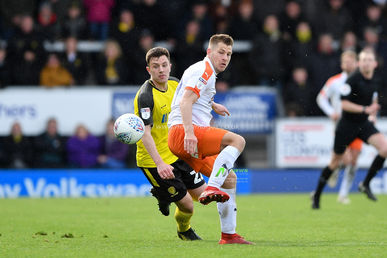 27th April 2019, Pirelli Stadium, Burton upon Trent, England; Sky Bet League One, Burton Albion vs Luton Town ; James Collins (19) of Luton Town wins the ball from Kierian Wallace (22) of Burton Albion 


Credit: Jon Hobley/News Images

English Football League images are subject to DataCo Licence