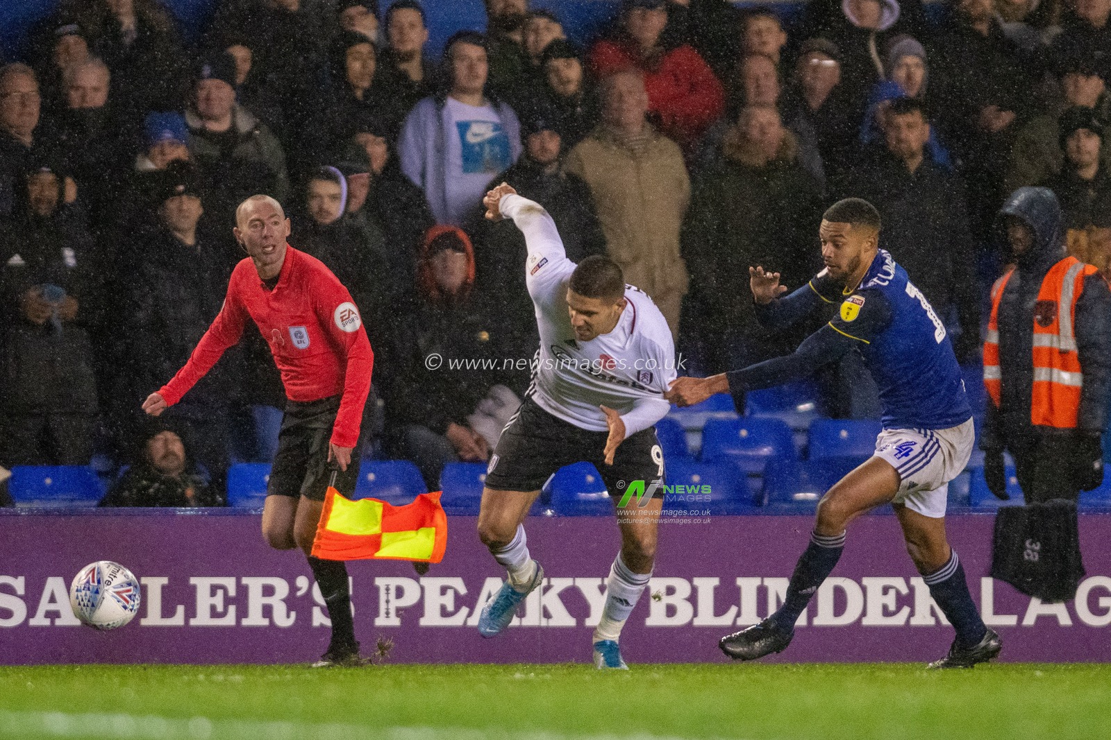 9th November 2019, St Andrews, Birmingham, England; Sky Bet Championship, Birmingham City v Fulham : Aleksandar Mitrovic (09) of Fulham has his shirt pulled by Jake Clarke-Salter (14) of Birmingham City causing a free kick in the corner

Credit: Gareth Dalley/News Images