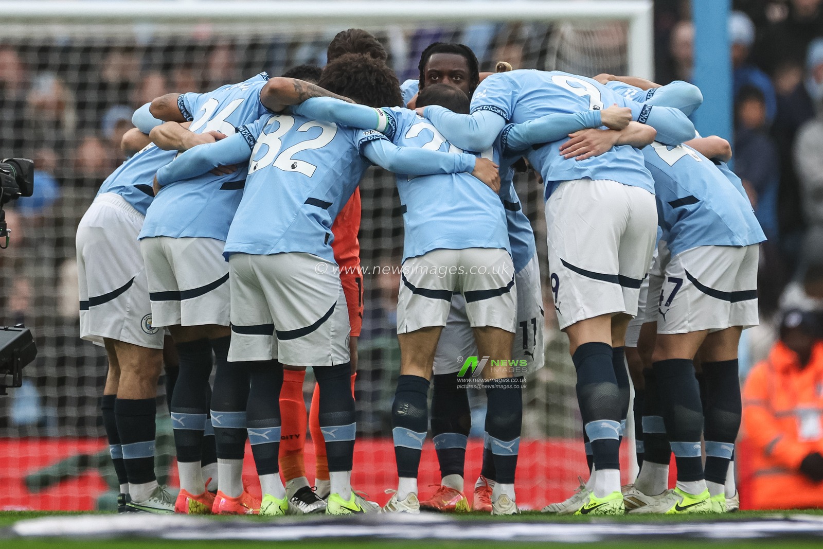 Manchester City group huddle during the Premier League match Manchester City vs Everton at Etihad Stadium, Manchester, United Kingdom, 26th December 2024

(Photo by Mark Cosgrove/News Images)