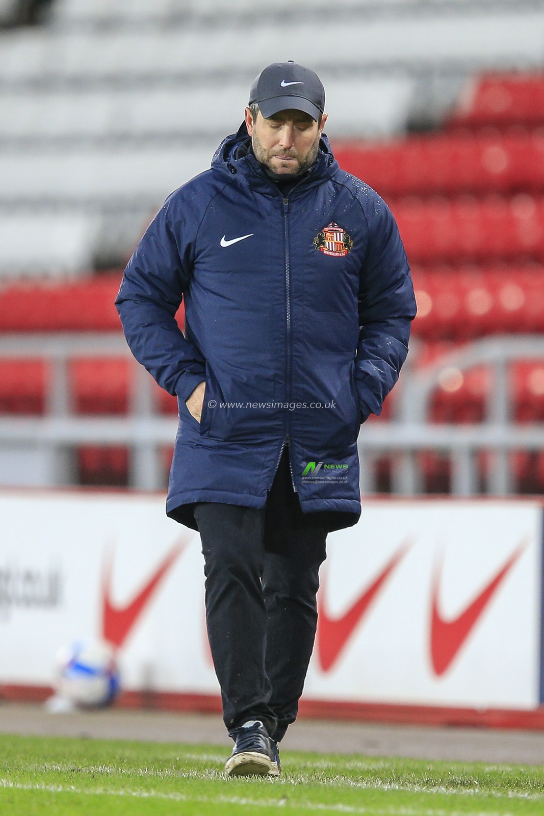 Lee Johnson, Manager of Sunderland, looks disappointed