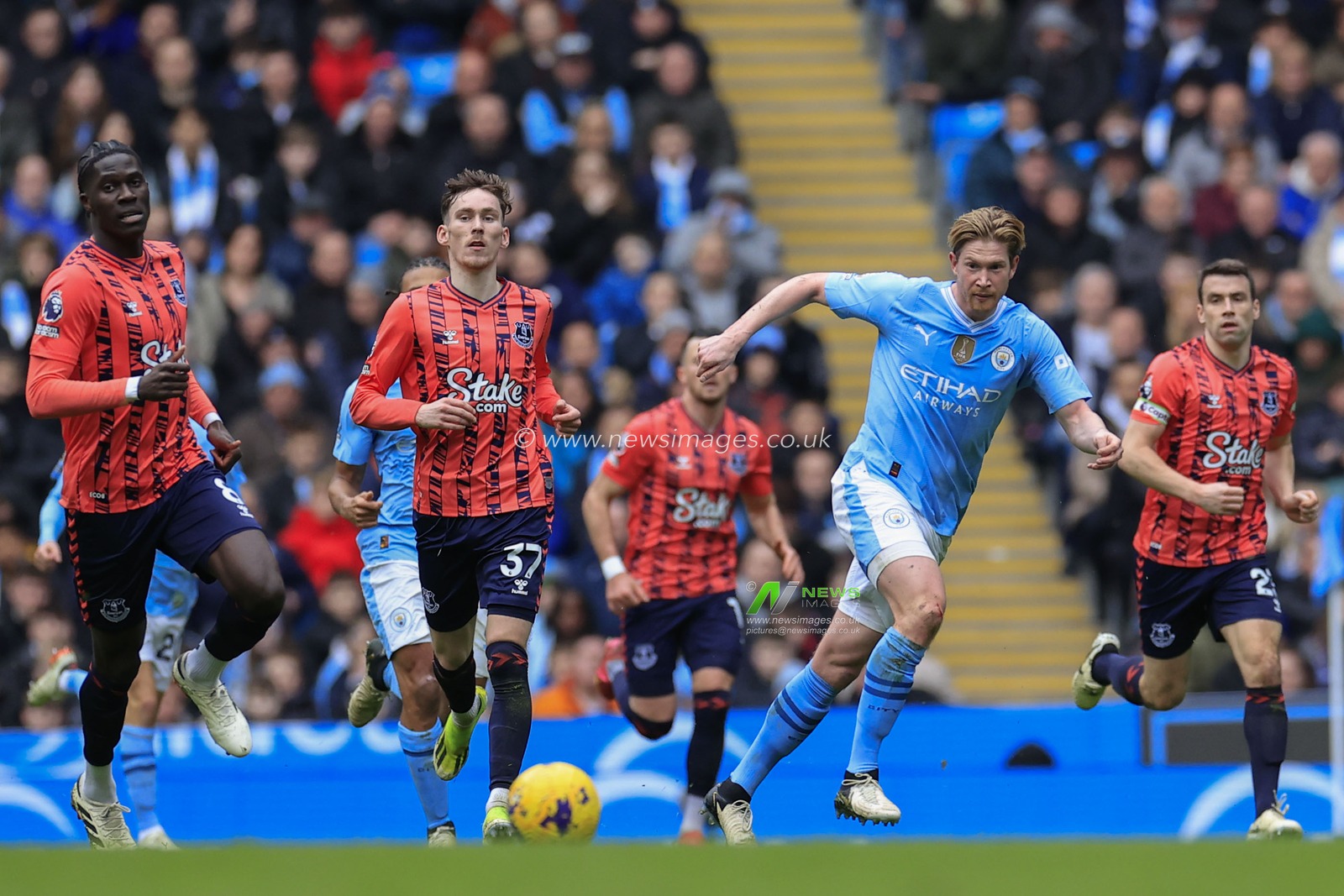 Kevin De Bruyne of Manchester City passes the ball during the Premier League match Manchester City vs Everton at Etihad Stadium, Manchester, United Kingdom, 10th February 2024

(Photo by Conor Molloy/News Images)