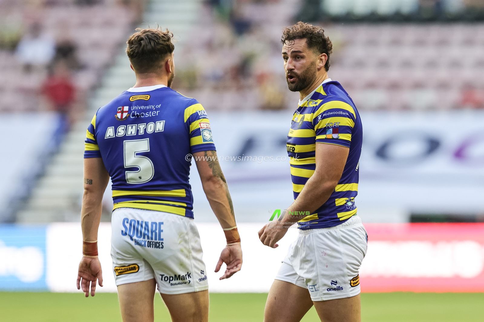 Matty Ashton of Warrington Wolves speaks with Toby King of Warrington Wolves during the Betfred Super League round 18 match Wigan Warriors vs Warrington Wolves at The Brick Community Stadium, Wigan, United Kingdom on 10 July 2026

(Photo by Mark Cosgrove/News Images)