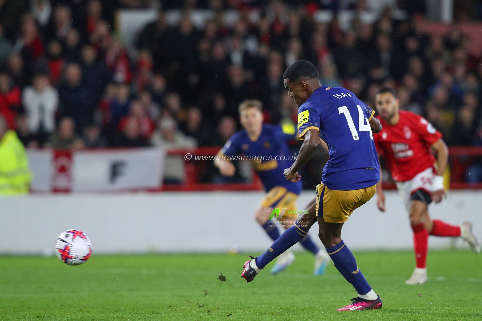 Alexander Isak #14 of Newcastle United scores a goal to make it 1-2 during the Premier League match Nottingham Forest vs Newcastle United at City Ground, Nottingham, United Kingdom, 17th March 2023

(Photo by Gareth Evans/News Images)