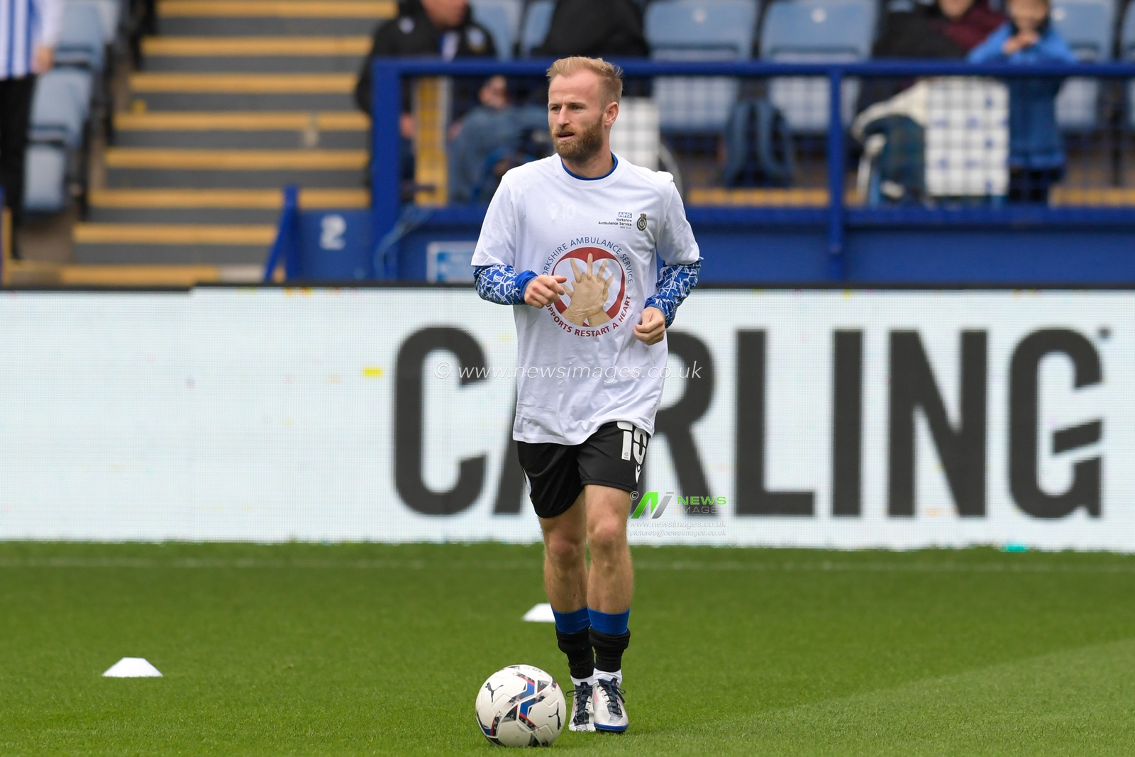 Barry Bannan #10 of Sheffield Wednesday warming up before the game