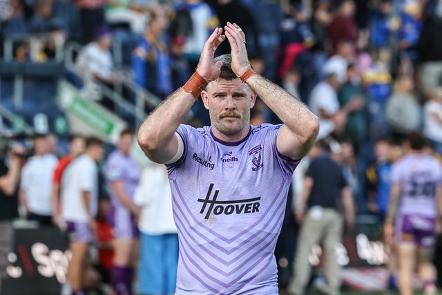 Lachlan Fitzgibbon of Warrington Wolves applauds the traveling fans during the Betfred Super League Round 14 Leeds Rhinos v Warrington Wolves at Headingley Stadium, Leeds, United Kingdom, 14th June 2025

(Photo by Mark Cosgrove/News Images)