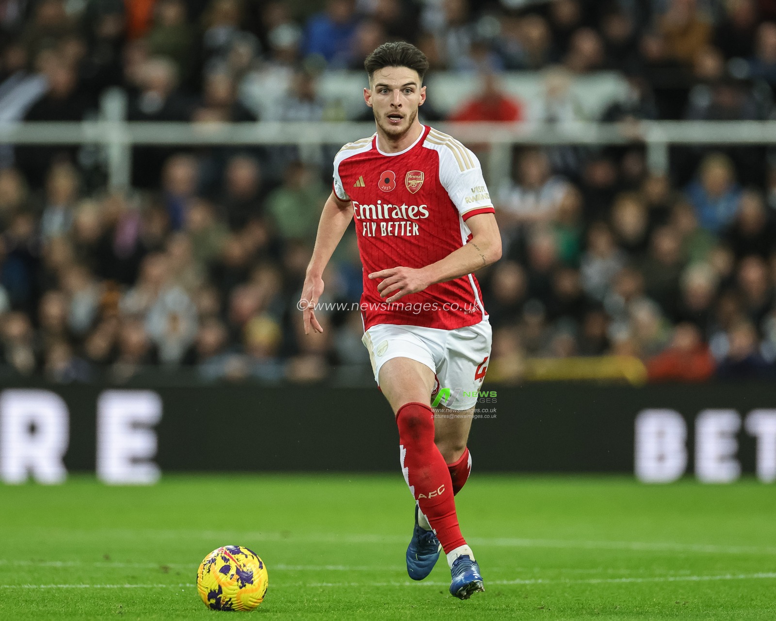 Declan Rice #41 of Arsenal breaks with the ball during the Premier League match Newcastle United vs Arsenal at St. James's Park, Newcastle, United Kingdom, 4th November 2023

(Photo by Mark Cosgrove/News Images)