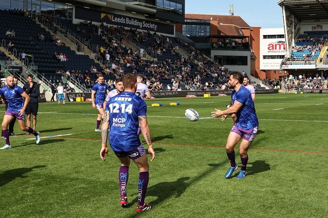 Toby King of Warrington Wolves in the pre-game warm up during the Betfred Super League Round 14 Leeds Rhinos v Warrington Wolves at Headingley Stadium, Leeds, United Kingdom, 14th June 2025

(Photo by Mark Cosgrove/News Images)