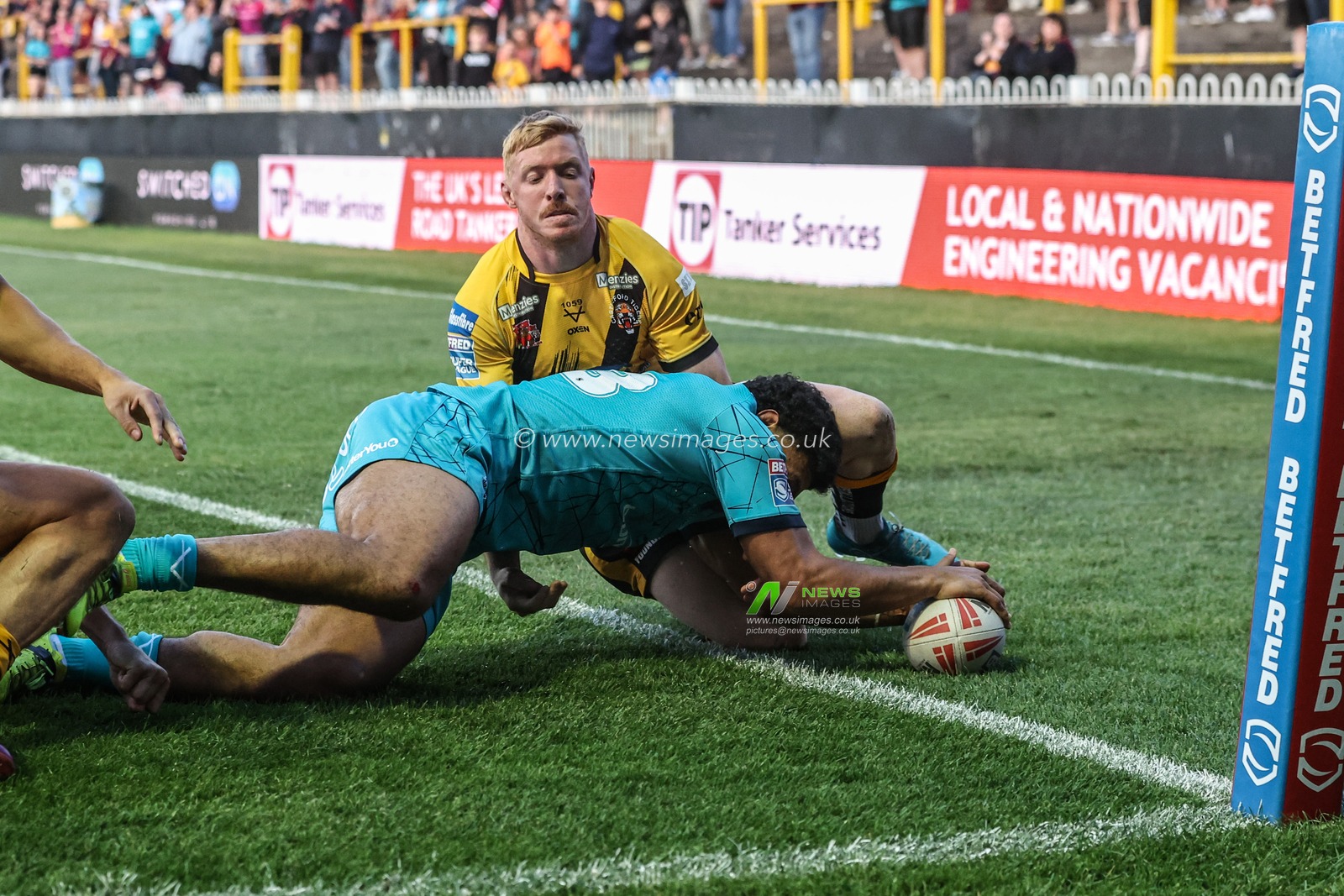 Taane Milne of Huddersfield Giants goes over for a try during the Betfred Super League round 17 match Castleford Tigers vs Huddersfield Giants at The Mend-A-Hose Jungle, Castleford, United Kingdom, 3rd July 2025

(Photo by Alfie Cosgrove/News Images)