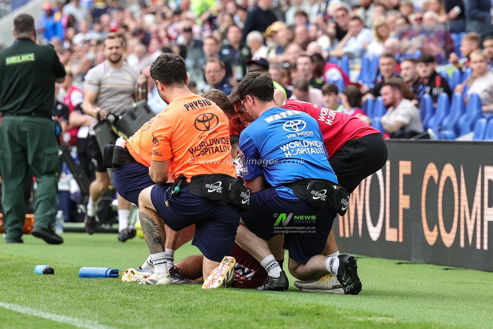 Nathan Lowe of Wigan Warriors collapses as he’s lead off the field injured during the Betfred Super League Magic Weekend match Wigan Warriors vs St Helens at Hill Dickinson Stadium, Liverpool, United Kingdom on 05 July 2026

(Photo by Mark Cosgrove/News Images)