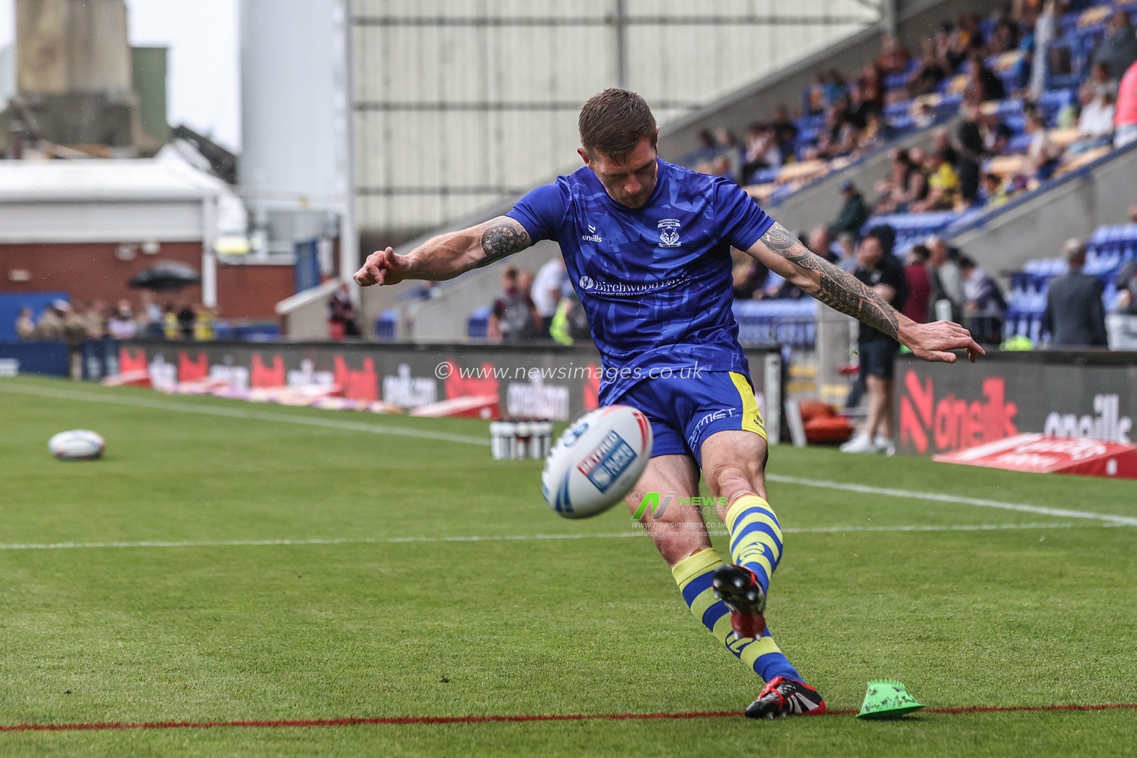 Marc Sneyd of Warrington Wolves during pre-game warm up during the Betfred Super League round 15 match Warrington Wolves vs Huddersfield Giants at Halliwell Jones Stadium, Warrington, United Kingdom, 21st June 2025

(Photo by Alfie Cosgrove/News Images)