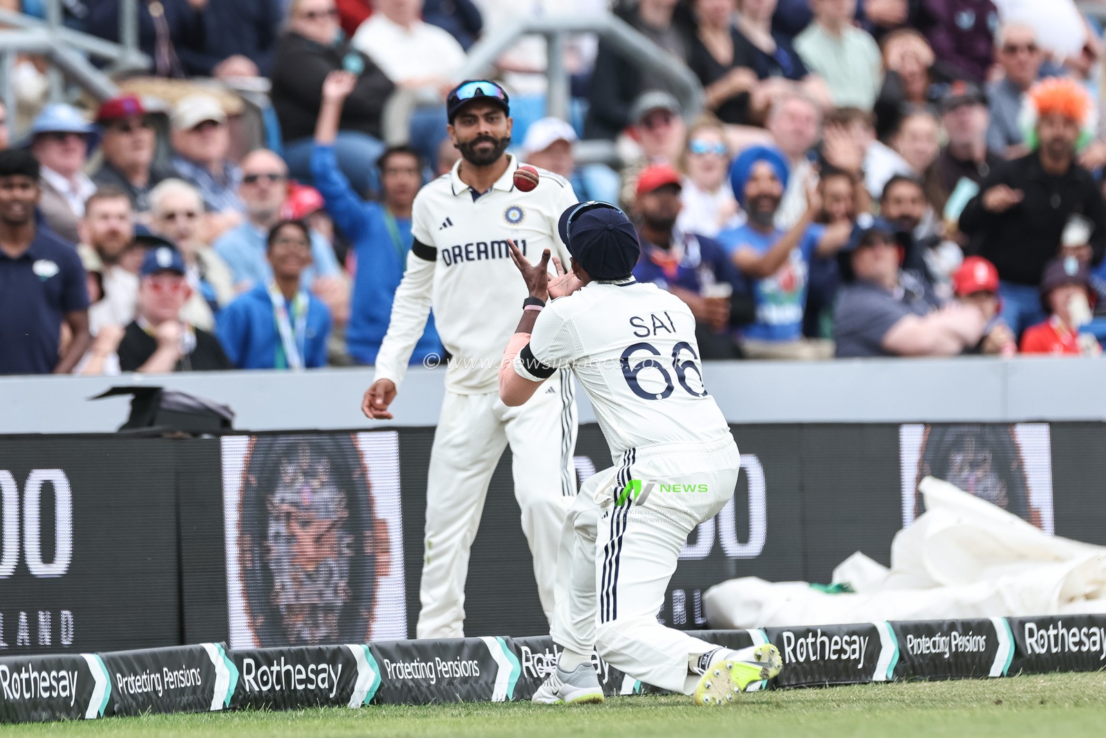 Ravindra Jadeja of India catches the ball off Jamie Smith of England mid air over the boundary line and flicks it into the hands of Sai Sudharsan of India to each him out during the 1st Rothesay Test Match, Day 3 England vs India at Headingley Cricket Ground, Leeds, United Kingdom, 22nd June 2025

(Photo by Mark Cosgrove/News Images)