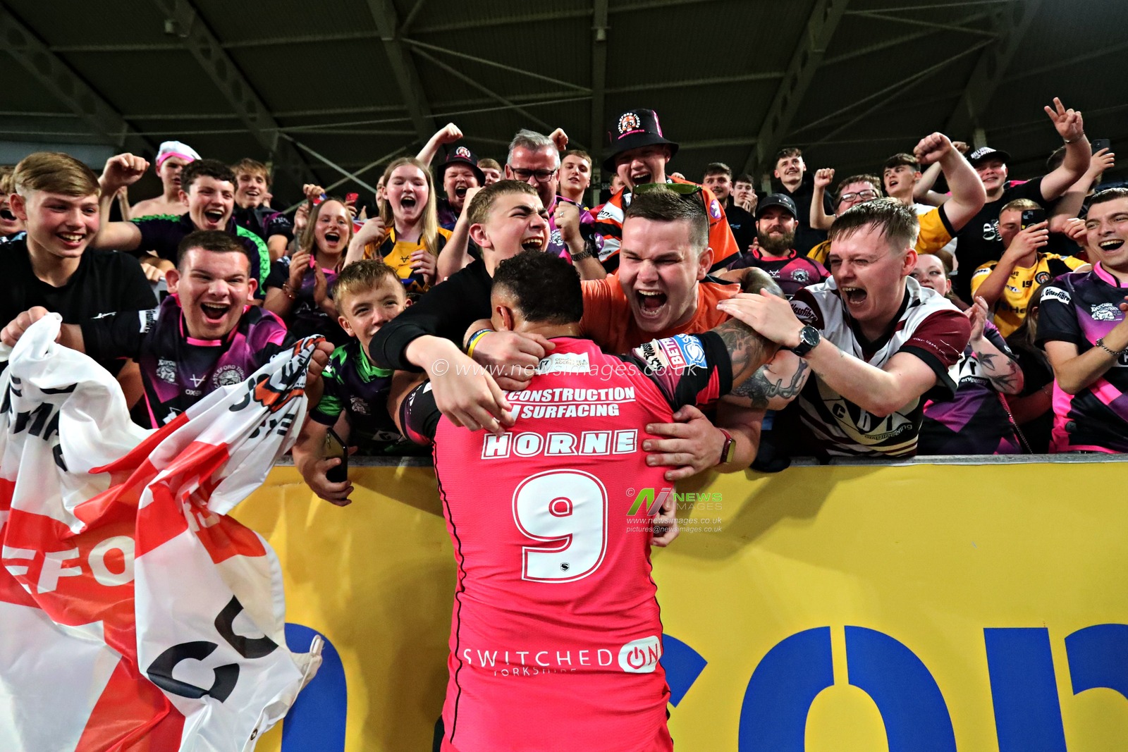 Liam Horne of Castleford Tigers celebrates with fans after the Betfred Super League Round 14 Hull FC vs Castleford Tigers at MKM Stadium, Hull, United Kingdom, 13th June 2025

(Photo by Sam Eaden/News Images)