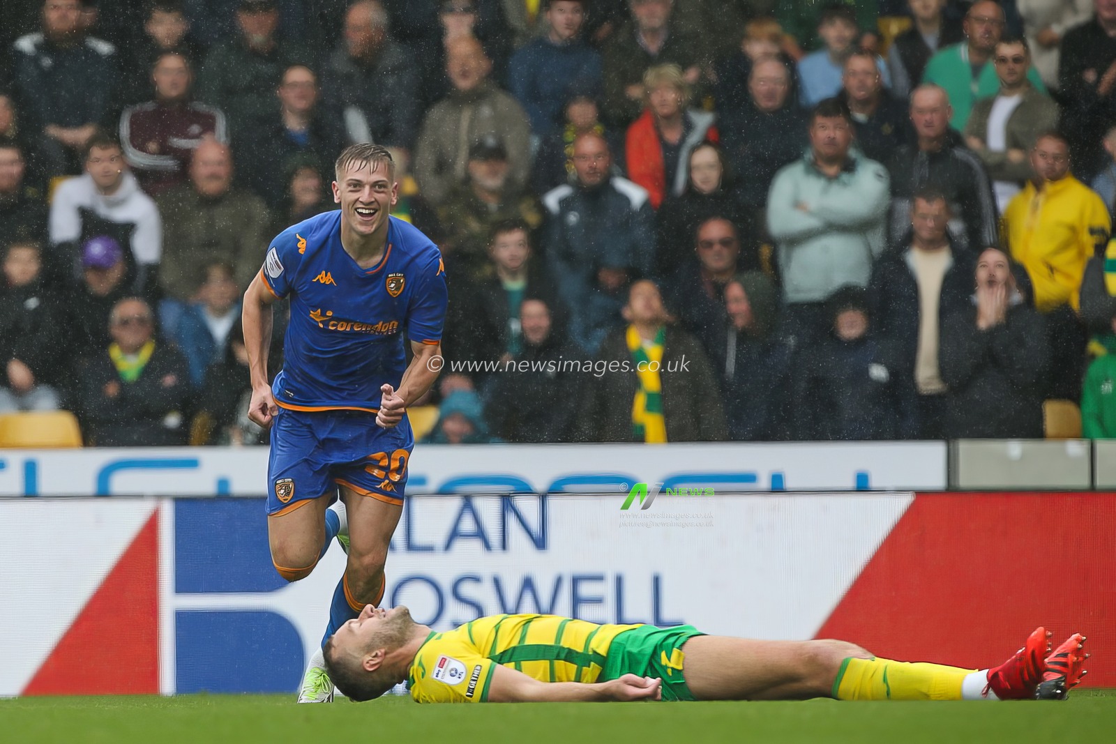 Liam Delap #20 of Hull City celebrates his goal to make it 0-1 during the Sky Bet Championship match Norwich City vs Hull City at Carrow Road, Norwich, United Kingdom, 5th August 2023

(Photo by Arron Gent/News Images)