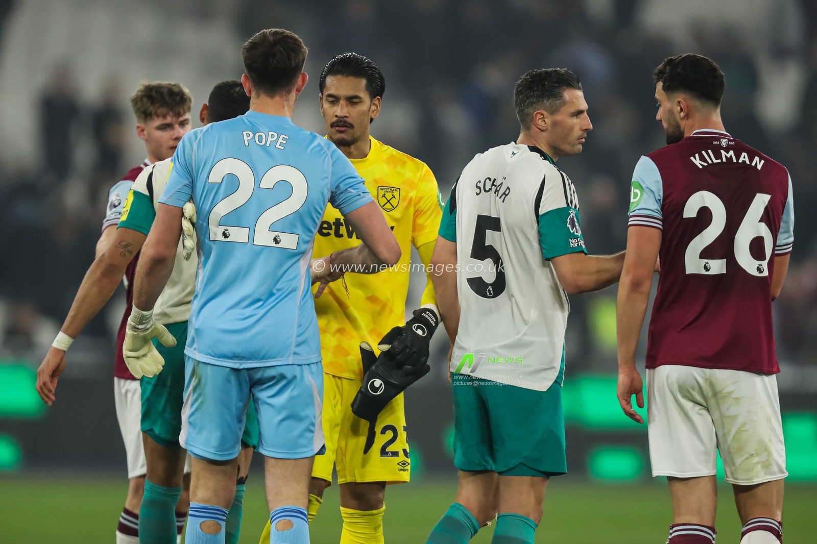 Alphonse Areola of West Ham United and Nick Pope of Newcastle United shake hands at the end of the Premier League match West Ham United vs Newcastle United at London Stadium, London, United Kingdom, 10th March 2025

(Photo by Izzy Poles/News Images)