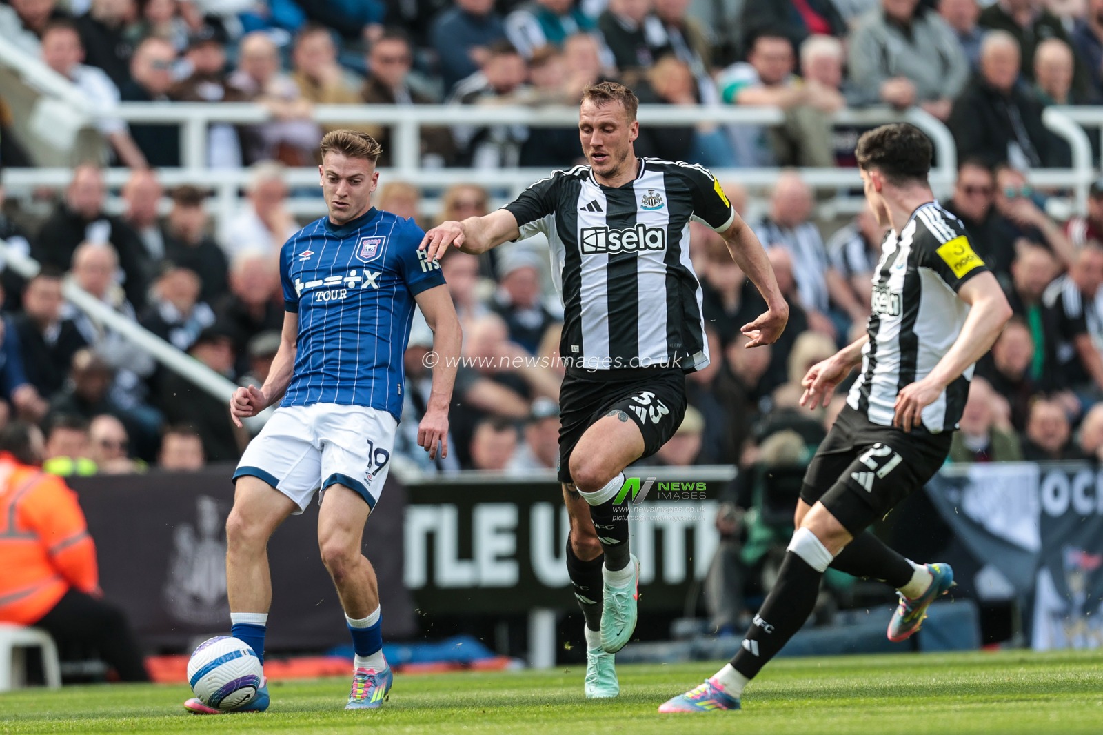 Liam Delap of Ipswich Town passes the ball despite pressure form Dan Burn of Newcastle United during the Premier League match Newcastle United vs Ipswich Town at St. James's Park, Newcastle, United Kingdom, 25th April 2025

(Photo by Richard Bierton/News Images)