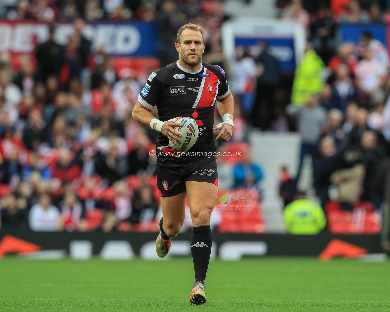 12th October 2019, Old Trafford, Manchester, England; The Grand Final 2019, Saint Helens v Salford Red Devils : Lee Mossop (8) of Salford Red Devils warming up 

Credit: Mark Cosgrove/News Images