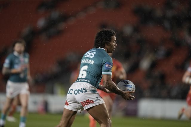 Tristan Sailor of St Helenspasses the ball during the Betfred Challenge Cup Quarter Final match St Helens vs Catalans Dragons at The BrewDog Stadium, St Helens, United Kingdom on 10 April 2026

(Photo by Maynard Manyowa/News Images)