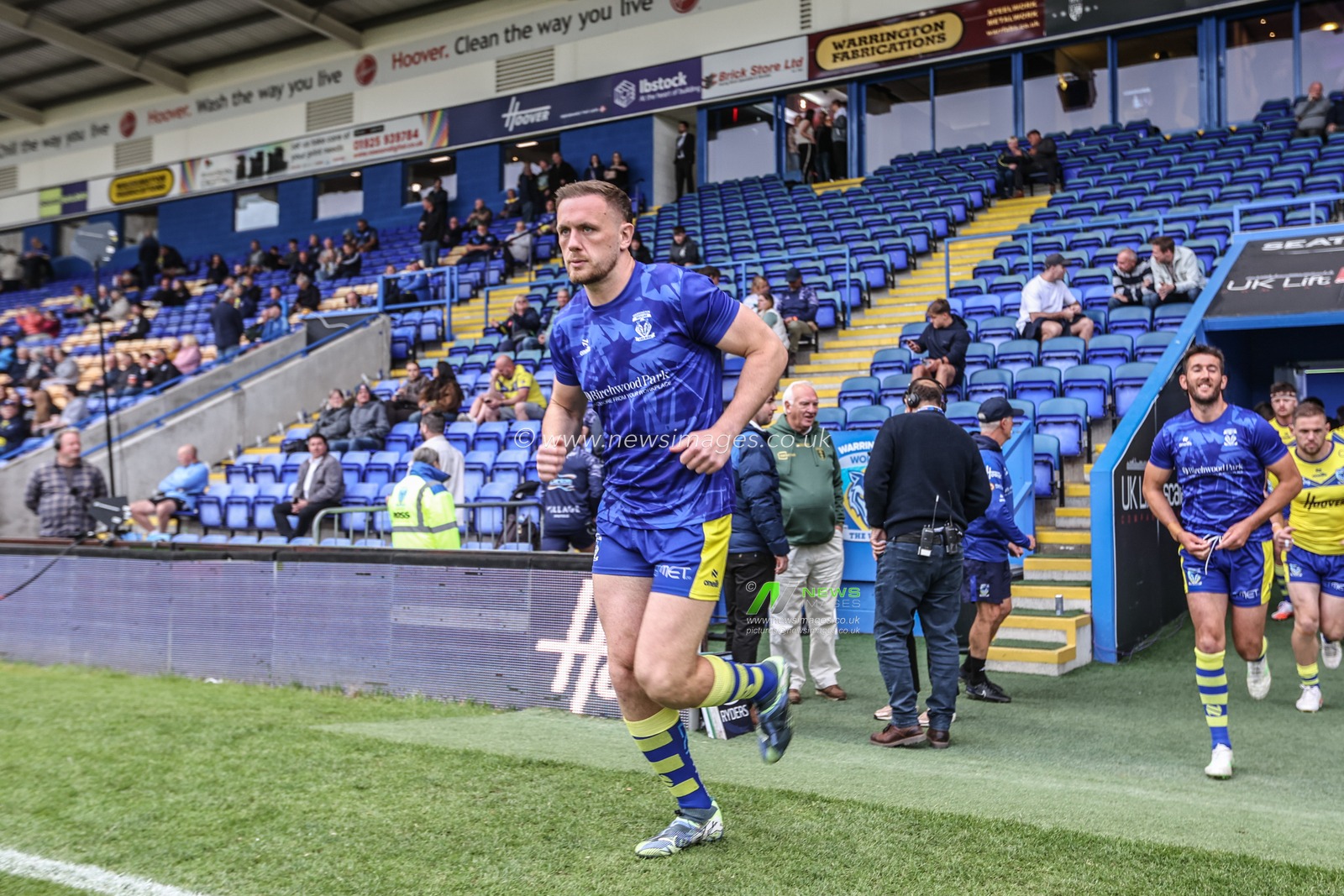 Ben Currie of Warrington Wolves leads his team out for the warmups during the Betfred Super League Round 12 match Warrington Wolves vs Hull KR at Halliwell Jones Stadium, Warrington, United Kingdom, 23rd May 2025

(Photo by Alfie Cosgrove/News Images)