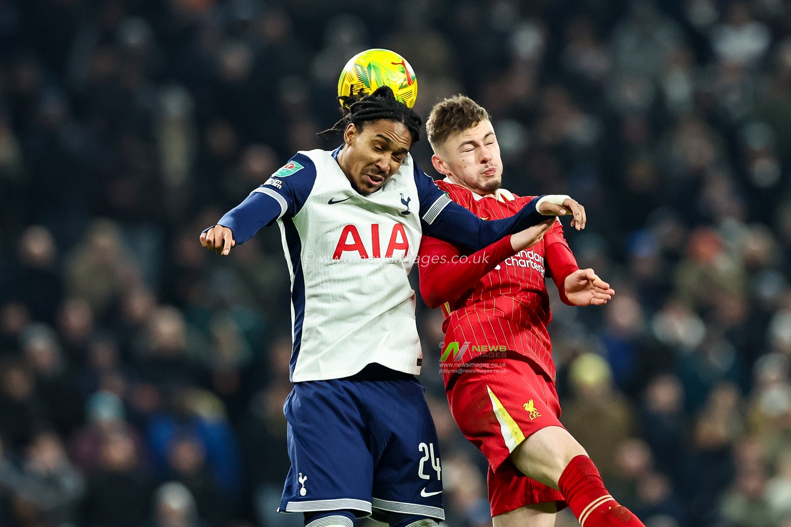 Conor Bradley of Liverpool and Djed Spence of Tottenham Hotspur battle for the high ball during the Carabao Cup Semi-Finals First Leg Tottenham Hotspur vs Liverpool at Tottenham Hotspur Stadium, London, United Kingdom, 8th January 2025

(Photo by Mark Cosgrove/News Images)