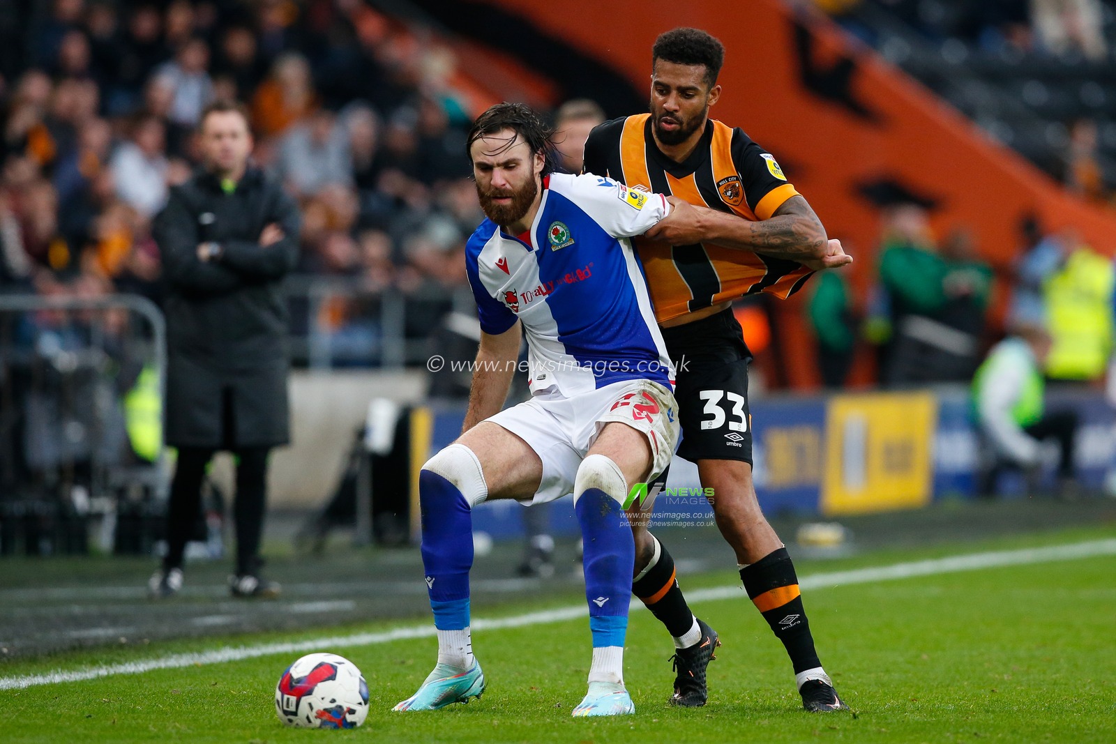 Ben Brereton DÃ­az #22 of Blackburn Rovers and Cyrus Christie #33 of Hull City during the Sky Bet Championship match Hull City vs Blackburn Rovers at MKM Stadium, Hull, United Kingdom, 29th October 2022

(Photo by Ben Early/News Images)